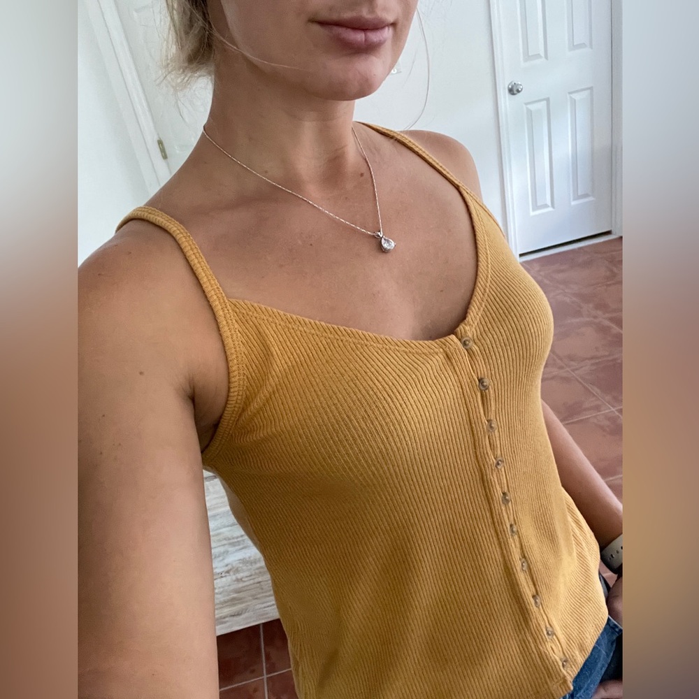 American Eagle Ribbed flowy mustard/gold camisole size small